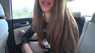 Petite Teen mit langen Haaren Anal im Taxi durchgenommen