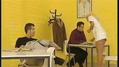 Blonde Helferin entnimmt dem Mann die Spende im Bad