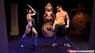 Kitana saugt Johnny Cages Schwanz und fickt ihn in der Arena vor dem Kill.