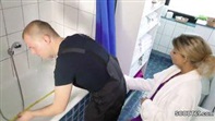 Klempner fickt die blonde Milf im Bad und verziert ihre Titten.