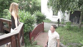 Outdoor-Fick auf dem Balkon mit wechselnden Stellungen