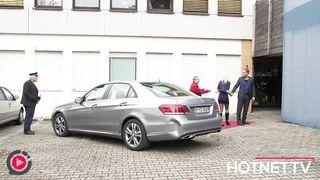 Reife Blonde lässt sich anal auf dem Sofa ficken