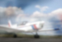 Das Fliegen in einem Zwei-Personen-Flugzeug macht Connie Carter so geil, dass sie masturbiert
