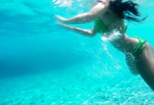 Die üppige Lucy zeigt Titten unter Wasser und masturbiert am Strand