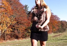 Die tschechische Nymphe Chrissy Fox masturbiert an einem wunderschönen Herbsttag in einem Wald