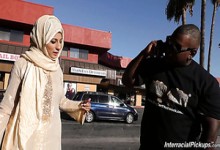 Versaute voll bekleidete arabische Dame hat nichts dagegen, von BBC gefickt zu werden