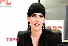 Die tätowierte transsexuelle Tennisspielerin Lena Kelly wird von einem Reporter anal gefickt