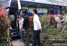 Das hübsche japanische abenteuerlustige Mädchen Mitsuka Koizumi gibt einen Blowjob im Bus