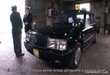 Die versaute japanische Studentin Jun Kusanagi lutscht den Schwanz ihres privaten Chauffeurs