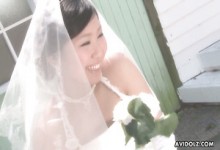 Die freche und ziemlich dralle japanische Braut Emi Koizumi gibt einen guten Blowjob