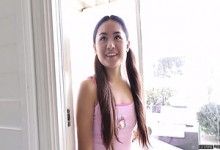 Schönes asiatisches Mädchen mit niedlichen Zöpfen Elle Voneva bekommt Twat Stretched Mish