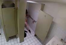 Fickt einen Fremden in einer öffentlichen Toilette in einer versteckten Kamera