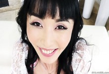 Das atemberaubende kurvige japanische Cowgirl Marica Hase gibt einen guten Deepthroat BJ