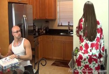 Nackte Mutter provoziert ihren Sohn und fickt ihn in der Küche